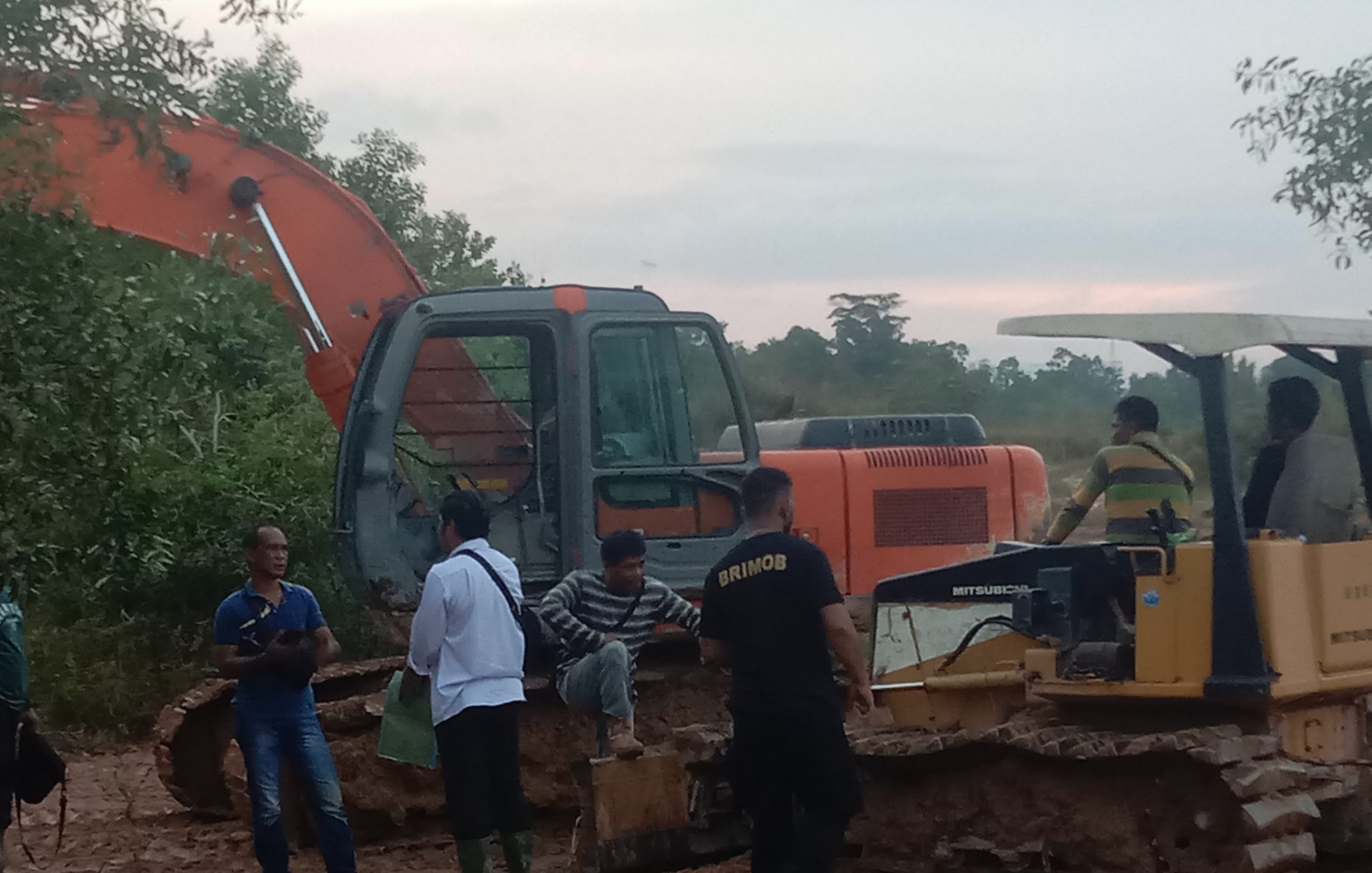 Alat berat yang telah di evakuasi dari lokasi tambang yang rencananya akan di bawa ke Mapolda Babel