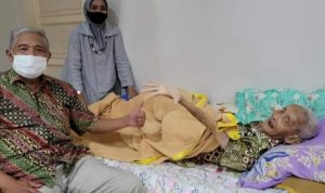 Emron Pangkapi saat menjenguk Amung Chandra (94), kini terbaring lemah karena sakit di kediamannya Bukit Baru, Pangkalpinang (foto: emron pangkapi)