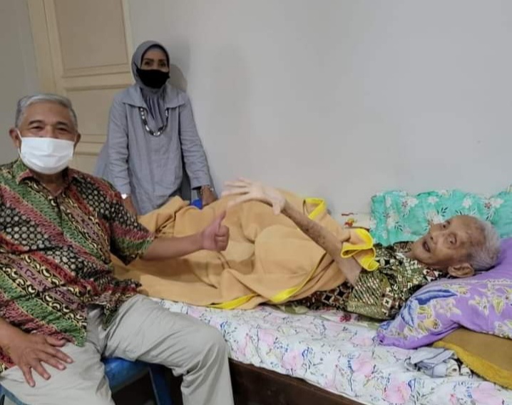 Emron Pangkapi saat menjenguk Amung Chandra (94), kini terbaring lemah karena sakit di kediamannya Bukit Baru, Pangkalpinang (foto: emron pangkapi)