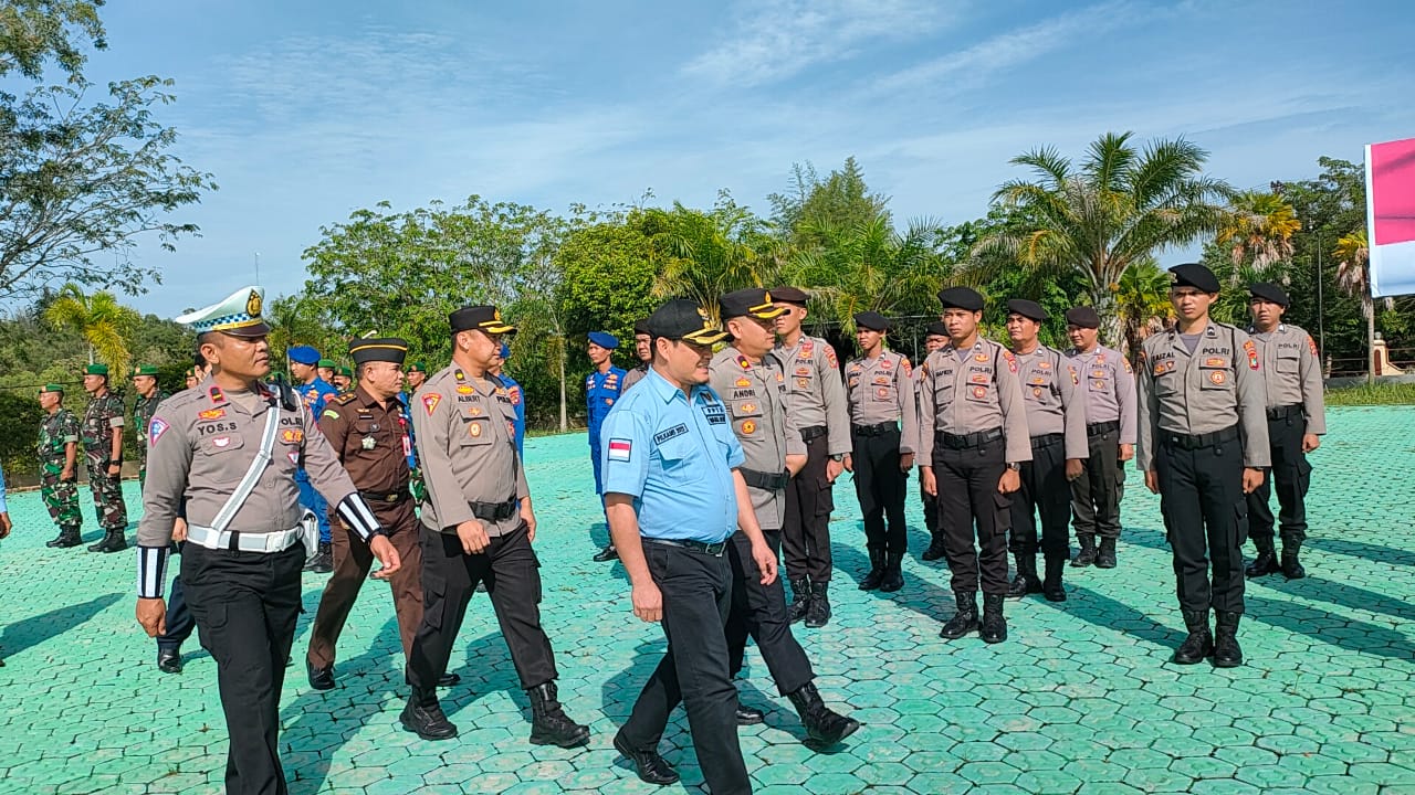 Wakil Bupati Bangka Barat, Bong Ming-ming saat meninjau pasukan pengamanan Pilkades Serentak, Kamis (13/2022)