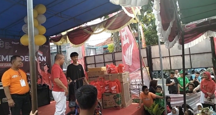 Wali Kota Maulana Aklil saat menyerahkan hadiah satu unit sepeda PGK kepada pemanang