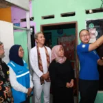 Penyalaan listrik program Bantuan Pasang Baru Listrik (BPBL) di rumah penerima BPBL Nur Hasanah, di Desa Cimahpar, Kecamatan Bogor Utara, Kota Bogor, Kamis (7/12). (DOK.PT PLN (Persero))