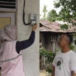 Simbolis penyambungan listrik Program Srikandi Movement kepada warga prasejahtera di Ketapang, Kalimantan Barat. (Dok. PLN)