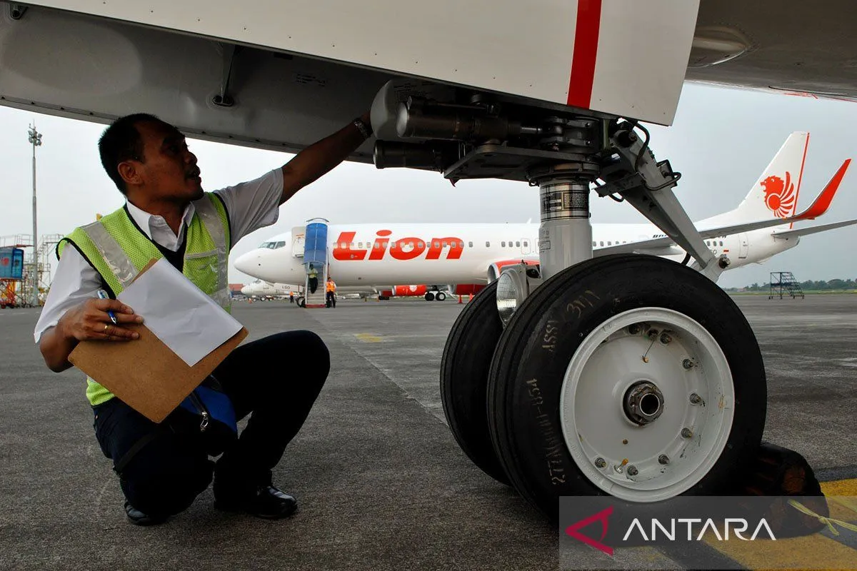Ilustrasi - Seorang teknisi memeriksa ulang kelengkapan dan kesiapan pesawat komersial Lion Air. FOTO ANTARA/Ismar Patrizki/ss/ama/aa.