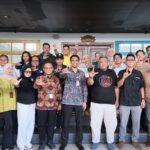 Kepala OJK Bangka Belitung, Eko Wijaya saat melakukan sesi foto bersama dalam forum media Update di Pangkalpinang, Senin (27/7/2026).